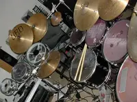Manos-Drumset-back-2.webp
