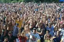 crowd_r.webp