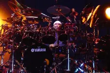 Carter_Beauford_behind_drums[1].webp