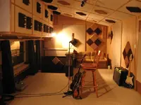 live_rm_l_to_r_centre_low_light.webp