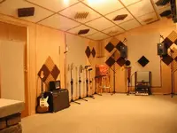 live_rm_r_to_l_from_stairs_1.webp
