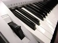 yamaha-psr-e413-pitchwheel-closeup-small.webp