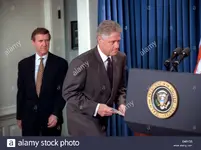us-president-bill-clinton-walks-to-the-podium-in-the-briefing-room-D43YCB.webp