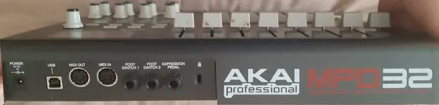 Akai MPD 32 rear.webp