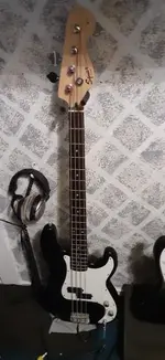 Squier PBass.webp
